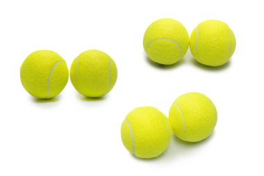 Beyaz arkaplanda izole edilmiş tenis topları. 