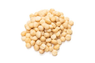 Beyaz arka planda izole edilmiş Macadamia fındıkları. Üst görünüm.