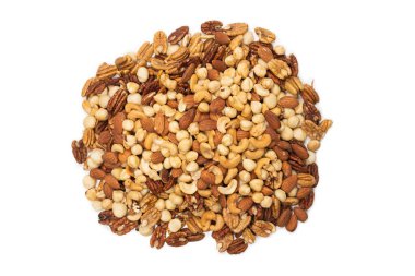 Beyaz arka planda izole edilmiş fındık karışımı. Üst görünüm. 