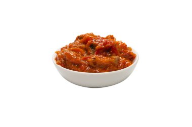 Beyaz arka planda izole edilmiş bir kasede sebze güveci.. 