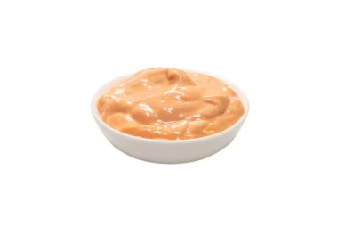 Beyaz arka planda izole edilmiş bir kasedeki sos.. 