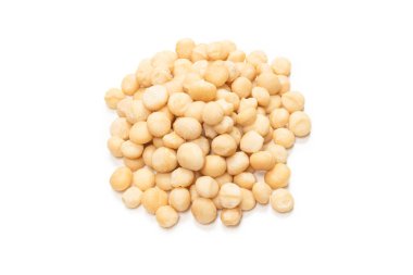 Beyaz arka planda izole edilmiş Macadamia fındıkları. Üst görünüm.