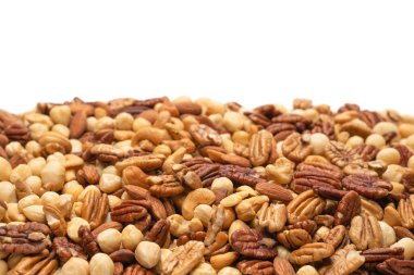 Beyaz arka planda izole edilmiş fındık karışımı. Üst görünüm. 