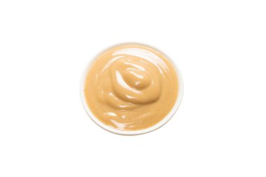 Beyaz arka planda izole edilmiş bir kasede mantar sosu. Üst görünüm. 