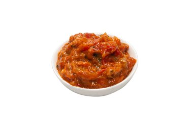 Beyaz arka planda izole edilmiş bir kasede sebze güveci.. 