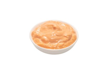 Beyaz arka planda izole edilmiş bir kasedeki sos.. 