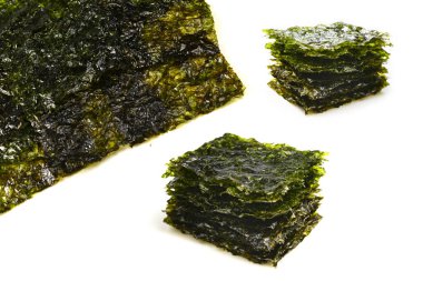 Norveç yosunları beyazlar üzerinde yalıtılmış. 