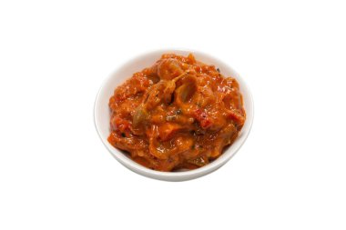 Beyaz arka planda izole edilmiş bir kasede sebze güveci.. 