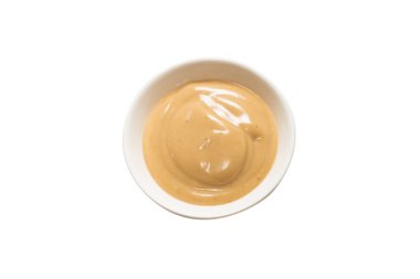 Beyaz arka planda izole edilmiş bir kasede mantar sosu. Üst görünüm. 