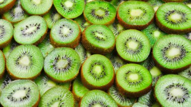 Dilimlenmiş kivi yığınının üst görünümü dokulu arkaplan olarak.