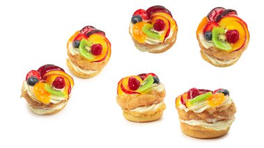 Beyaz üzerine izole edilmiş kremalı ve meyveli kek.. 