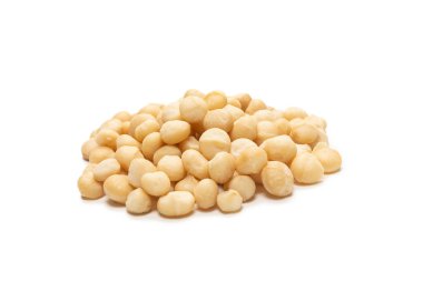 Beyaz arka planda izole edilmiş Macadamia fındıkları. Üst görünüm.