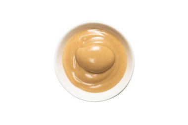 Beyaz arka planda izole edilmiş bir kasede mantar sosu. Üst görünüm. 