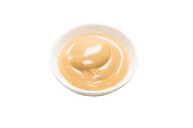 Beyaz arka planda izole edilmiş bir kasede mantar sosu. Üst görünüm. 