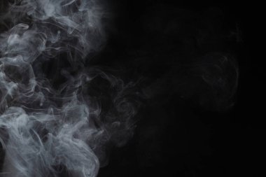 Siyah arka planda beyaz buhar. Boşluğu kopyala.