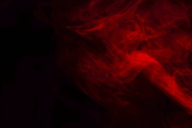 Siyah arka planda kırmızı buhar. Boşluğu kopyala.