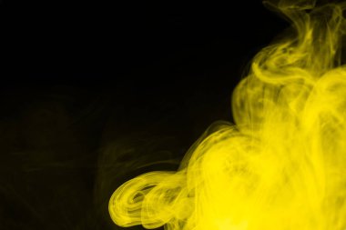 Siyah arka planda sarı buhar. Boşluğu kopyala.