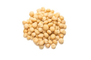 Beyaz arka planda izole edilmiş Macadamia fındıkları. Üst görünüm.