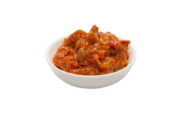 Beyaz arka planda izole edilmiş bir kasede sebze güveci.. 