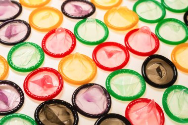 Renkli prezervatifler. Üst görünüm. 