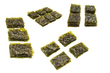 Nori yosunu beyazın üzerinde izole edilmiş. Üst görünüm