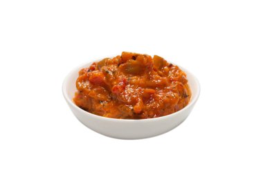 Beyaz arka planda izole edilmiş bir kasede sebze güveci.. 