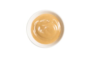 Beyaz arka planda izole edilmiş bir kasede mantar sosu. Üst görünüm. 