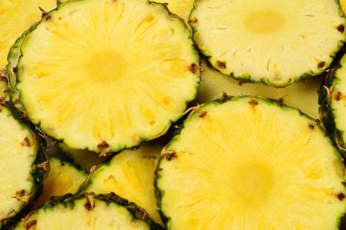 Ananas sulu sarı dilimler arka planda. Üst görünüm.