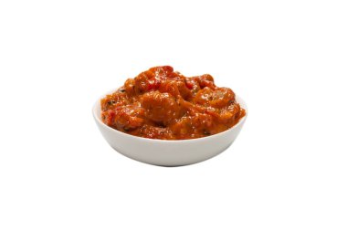 Beyaz arka planda izole edilmiş bir kasede sebze güveci.. 