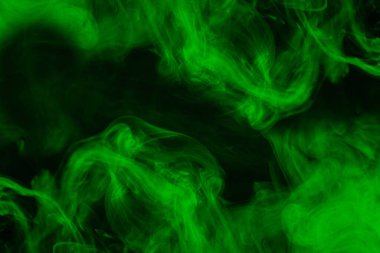 Siyah arka planda yeşil buhar. Boşluğu kopyala.