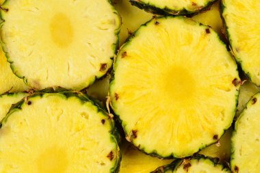 Ananas sulu sarı dilimler arka planda. Üst görünüm.