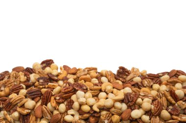 Beyaz arka planda izole edilmiş fındık karışımı. Üst görünüm. 