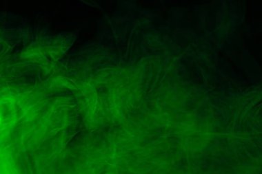 Siyah arka planda yeşil buhar. Boşluğu kopyala.