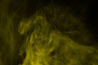 Siyah arka planda sarı buhar. Boşluğu kopyala.