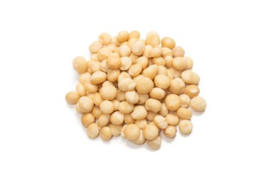 Beyaz arka planda izole edilmiş Macadamia fındıkları. Üst görünüm.