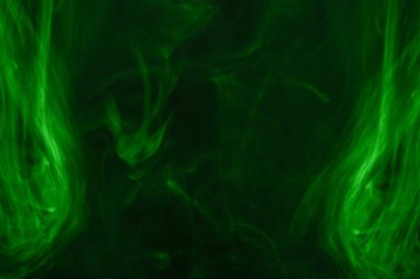 Siyah arka planda yeşil buhar. Boşluğu kopyala.