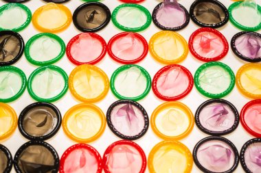 Renkli prezervatifler. Üst görünüm. 