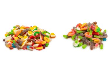 Çeşit çeşit şekerleme. Üst Manzara. Jöleli şekerler. Beyazda izole edilmiş.