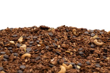 Fındık arkaplanlı çikolatalı gevrek. Beyaz arka planda izole edilmiş. 