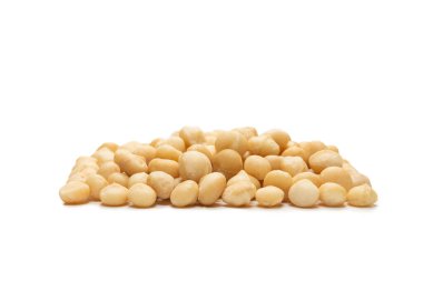 Beyaz arka planda izole edilmiş Macadamia fındıkları. Üst görünüm.