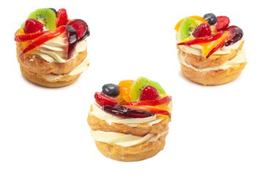 Beyaz üzerine izole edilmiş kremalı ve meyveli kek.. 