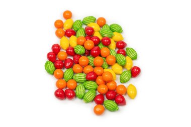 Beyaz arkaplanda izole edilmiş diş etleri çiğneme.