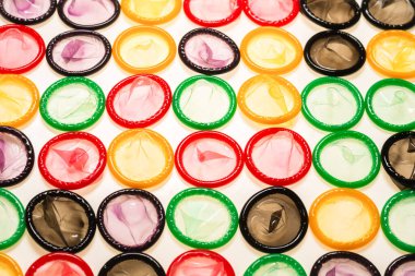 Renkli prezervatifler. Üst görünüm. 