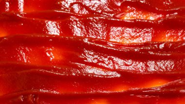 Kırmızı sos arka plan olarak sıçrar.