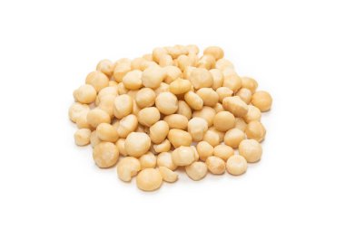 Beyaz arka planda izole edilmiş Macadamia fındıkları. Üst görünüm.