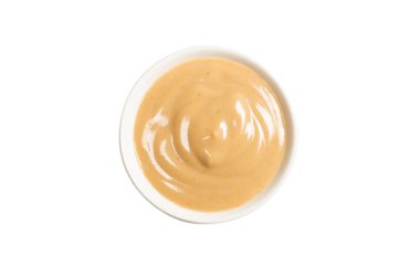 Beyaz arka planda izole edilmiş bir kasede mantar sosu. Üst görünüm. 