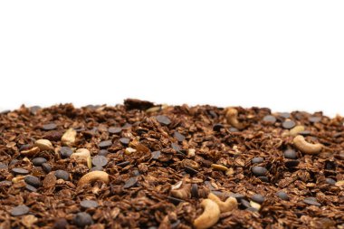 Fındık arkaplanlı çikolatalı gevrek. Beyaz arka planda izole edilmiş. 