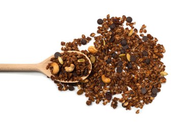 Tahta kaşıkta fındıklı çikolatalı tahıl gevreği. Beyaz arka planda izole edilmiş.