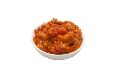 Beyaz arka planda izole edilmiş bir kasede sebze güveci.. 