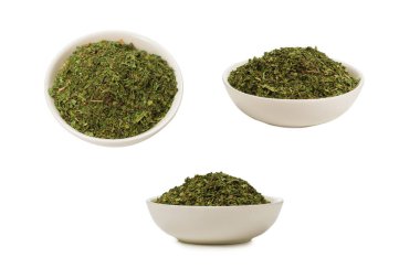 Beyaz arka planda izole edilmiş bir kasede kuru nane şekeri.. 